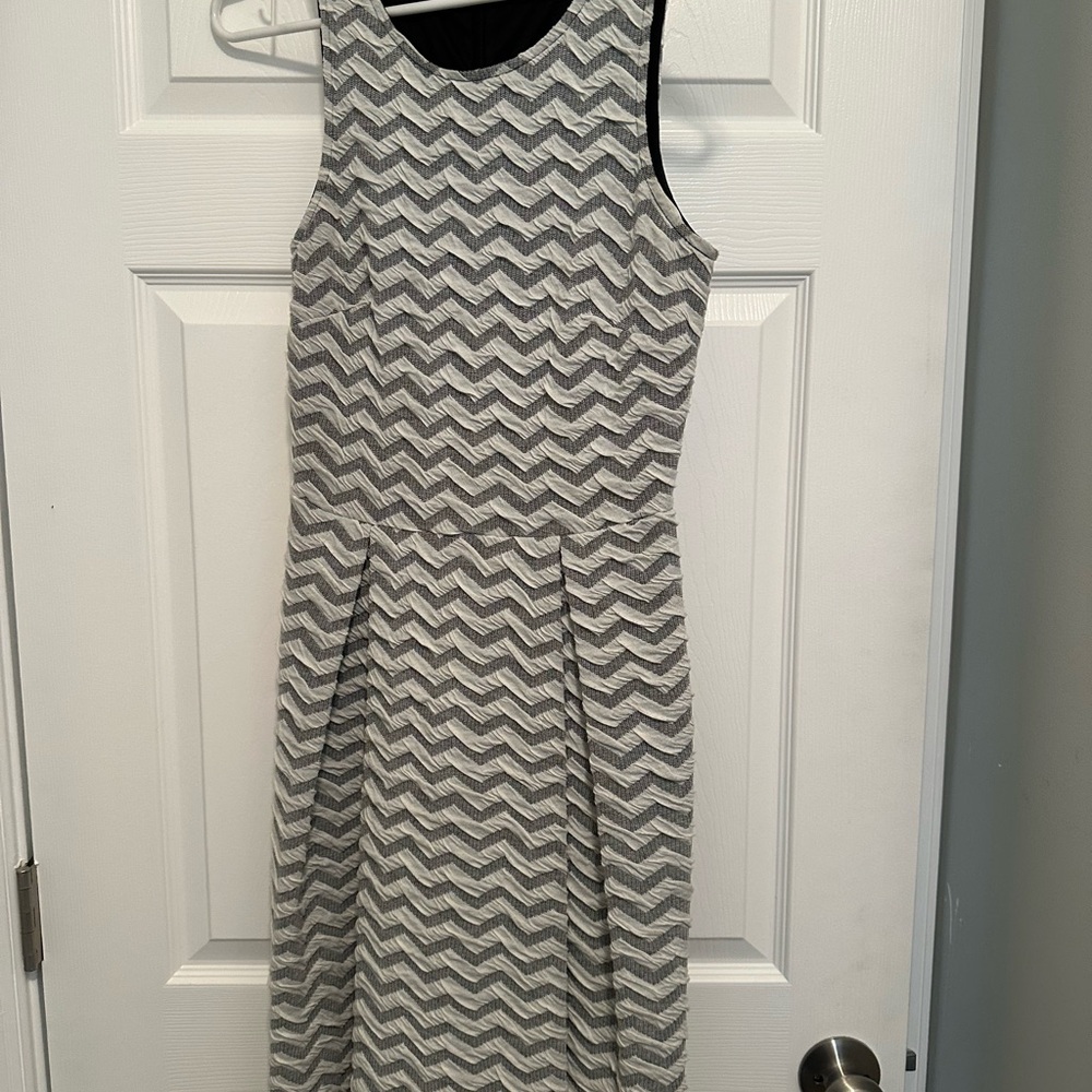 41 Hawthorn Gray Chevron Midi Dress